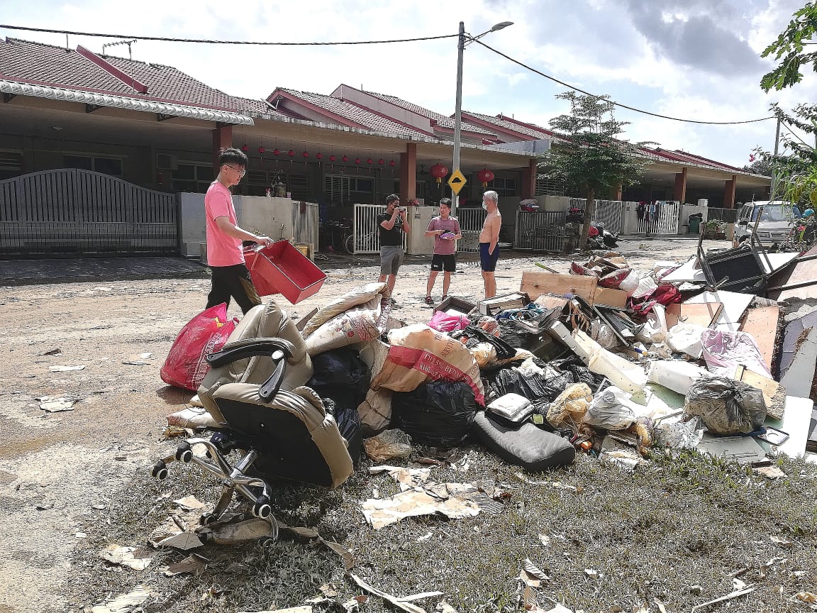 东:士满慕州议员李健聪炮轰政府登记水灾援助金情况过于混乱,并促请联邦政府与州政府统一数据,同时希望政府尽快发放水灾援助金予灾民。