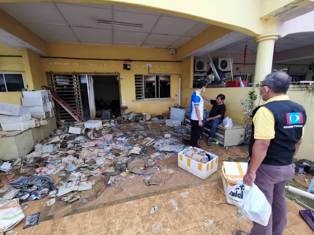 东:士满慕州议员李健聪炮轰政府登记水灾援助金情况过于混乱,并促请联邦政府与州政府统一数据,同时希望政府尽快发放水灾援助金予灾民。