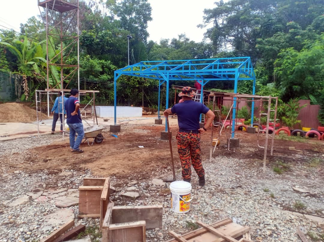 东:消拯员除了也救火救灾工作,也响应绿色计划,展开种菜工作!