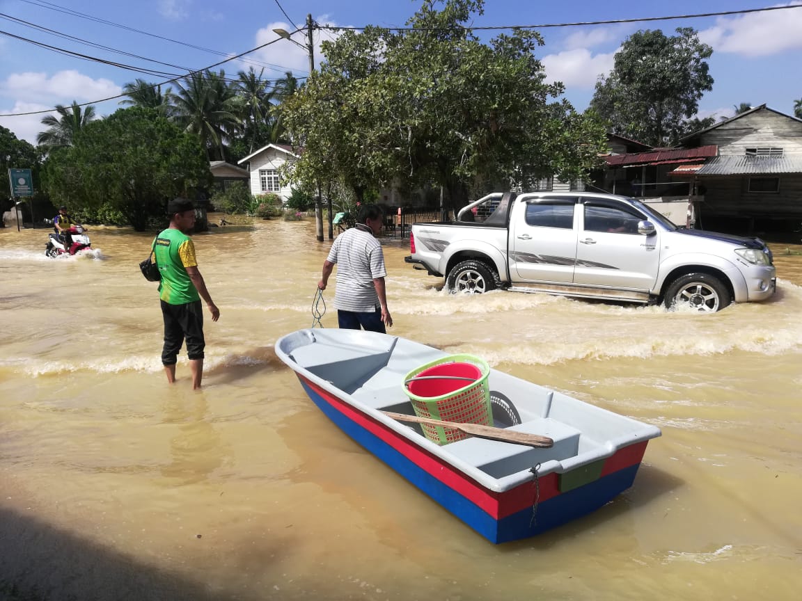 东:灿丽园居民收拾残局