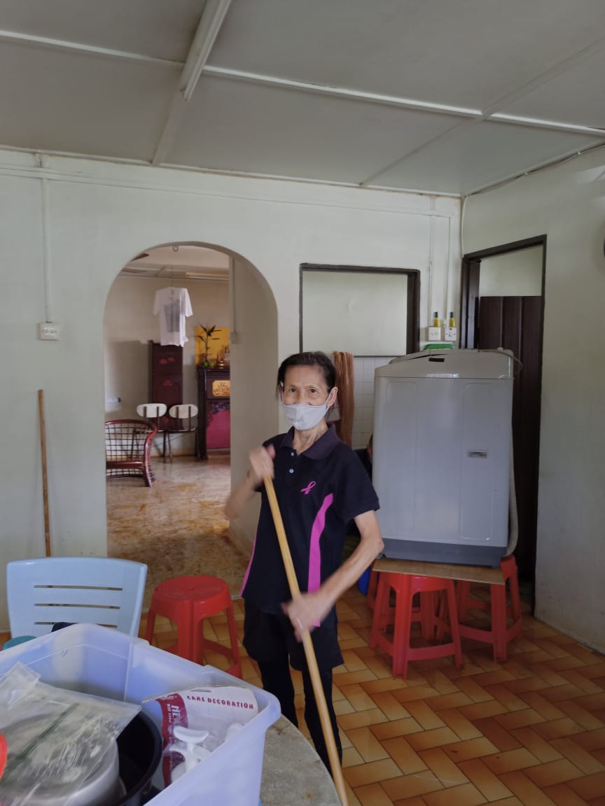 东:灿丽园居民收拾残局