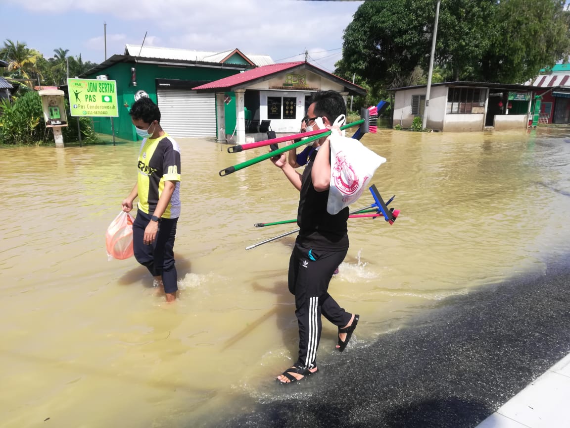 东:灿丽园居民收拾残局