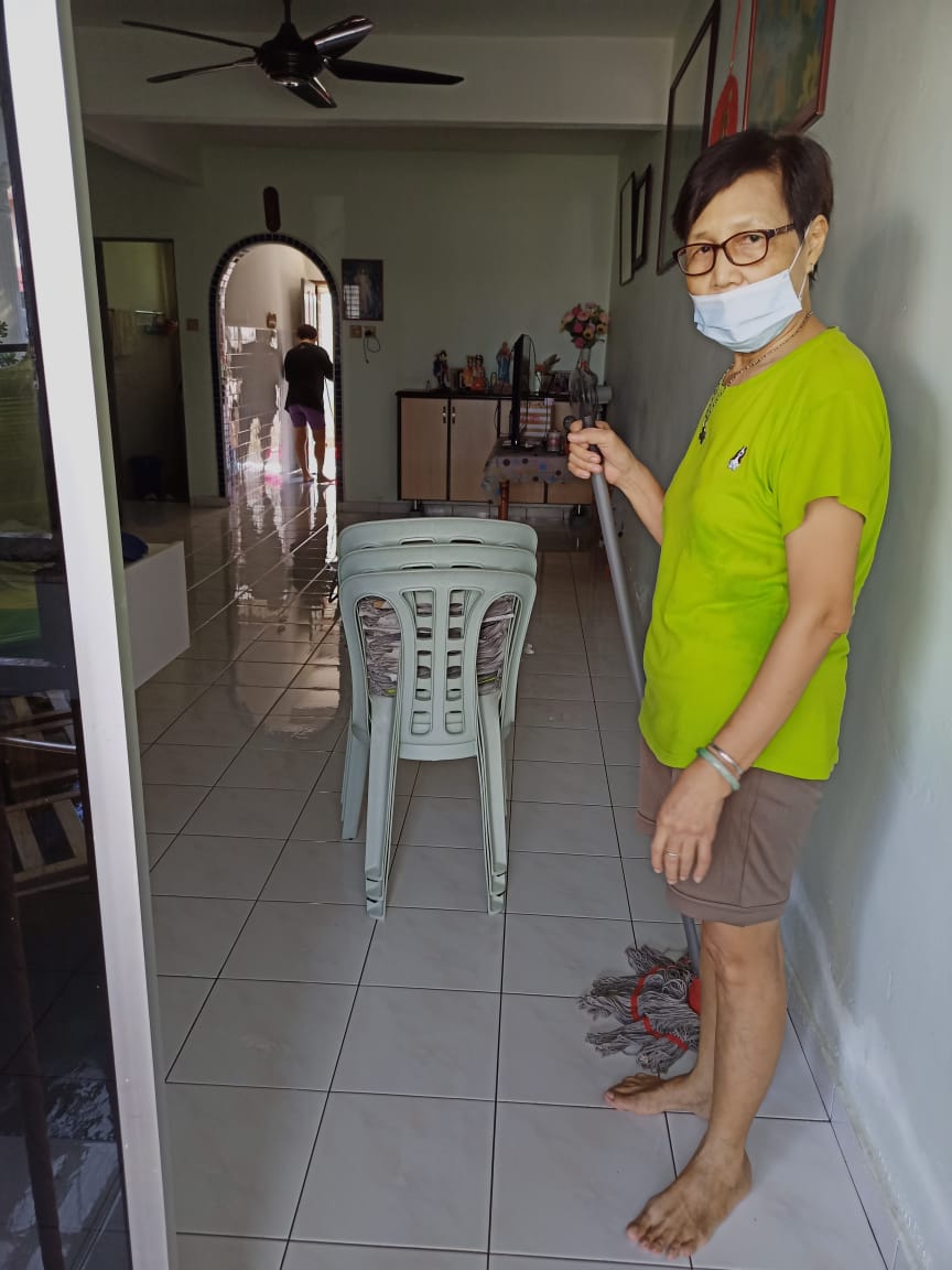 东:灿丽园居民收拾残局