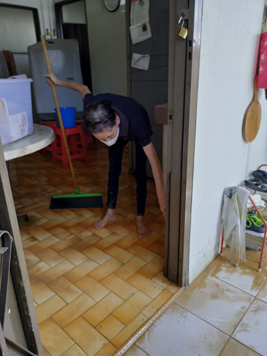 东:灿丽园居民收拾残局