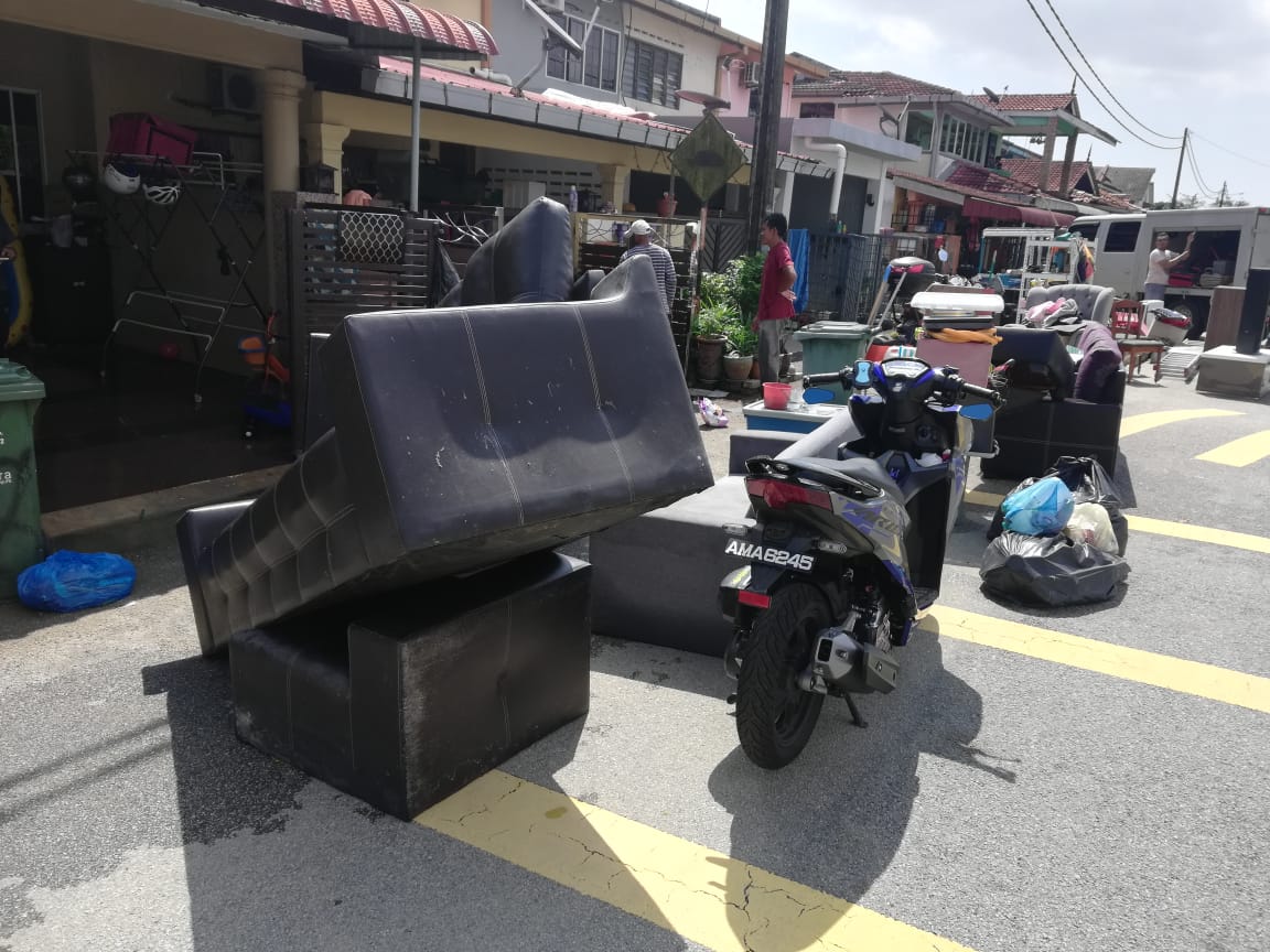 东:灿丽园居民收拾残局