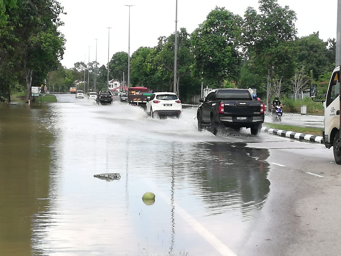 东:灿丽园居民收拾残局