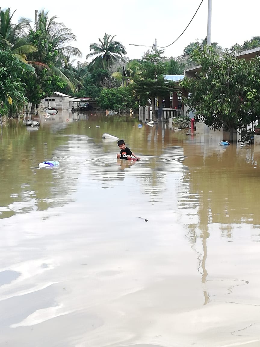 东:灿丽园居民收拾残局