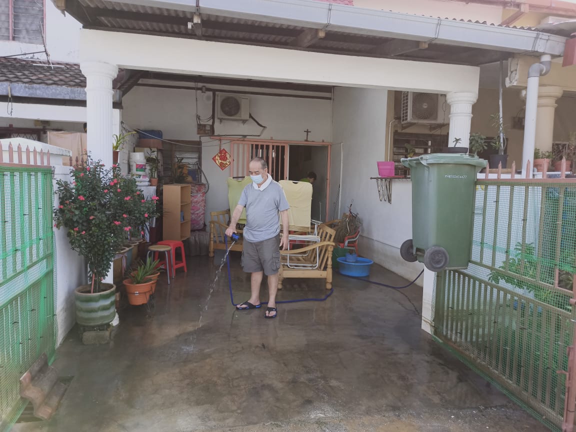 东:灿丽园居民收拾残局