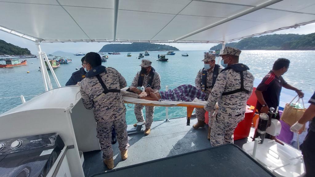 东:登州大马海事执法机构执行医疗后送(MEDEVAC)援助任务,使用巡逻艇载送乐浪岛一名癫痫症患者到瓜登接受治疗。