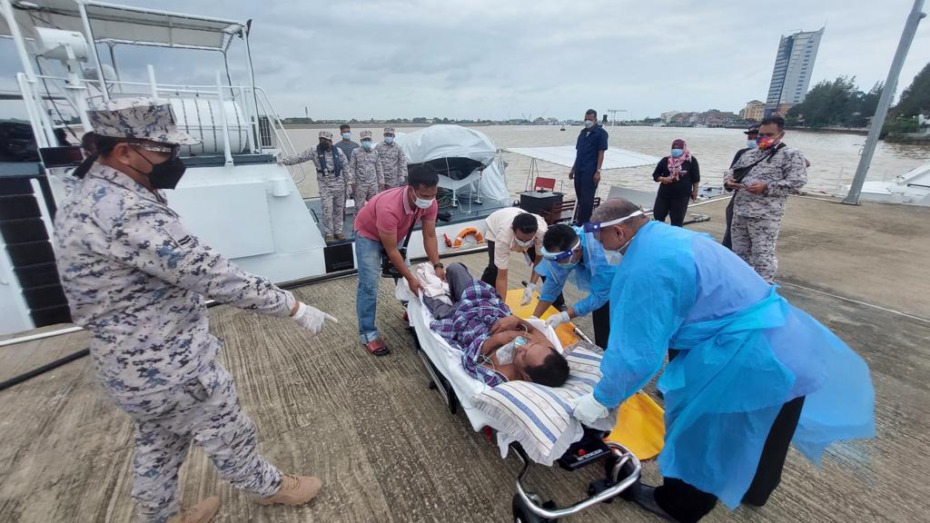 东:登州大马海事执法机构执行医疗后送(MEDEVAC)援助任务,使用巡逻艇载送乐浪岛一名癫痫症患者到瓜登接受治疗。