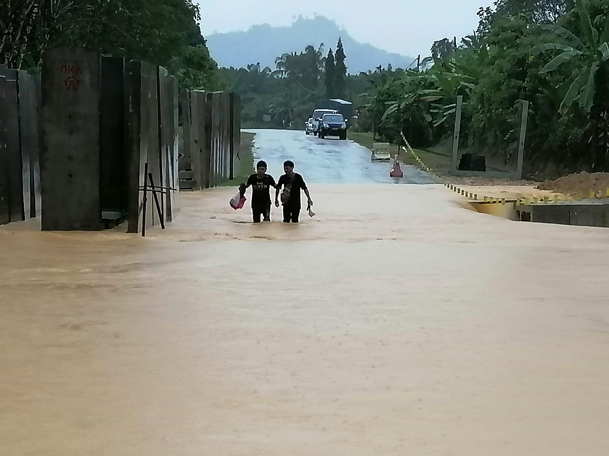 东:豪雨持续下了3天,今天,丹州话望生旧街率先沦陷淹水了!