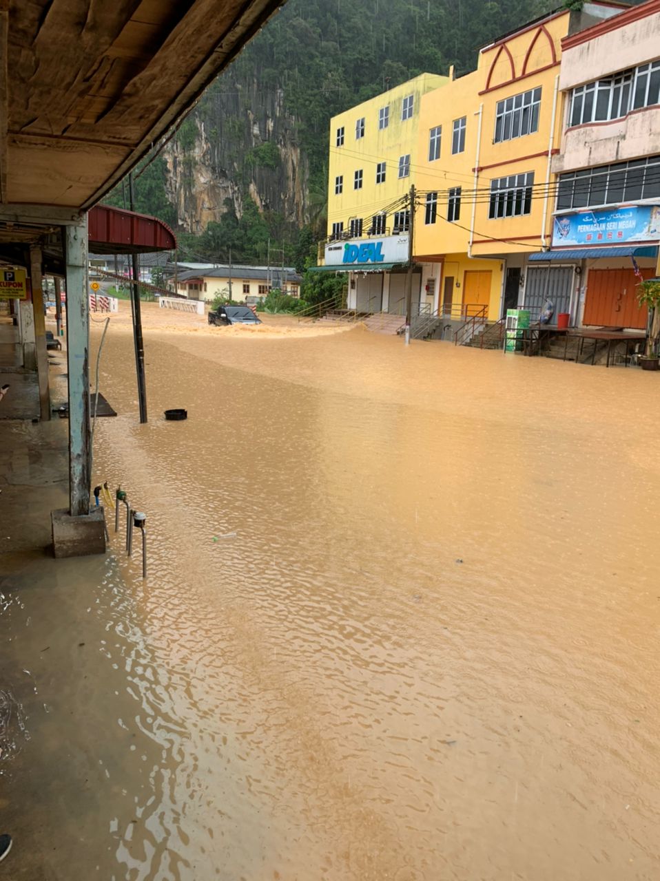 东：豪雨持续下了3天，今天，丹州话望生旧街率先沦陷淹水了！