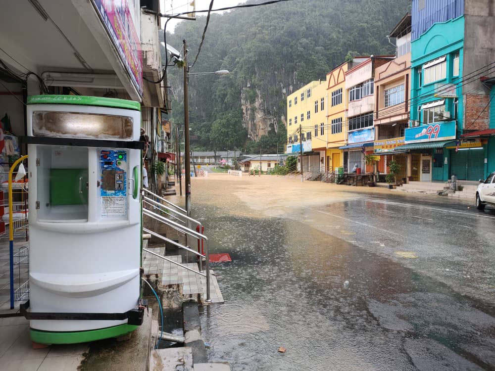 东：豪雨持续下了3天，今天，丹州话望生旧街率先沦陷淹水了！