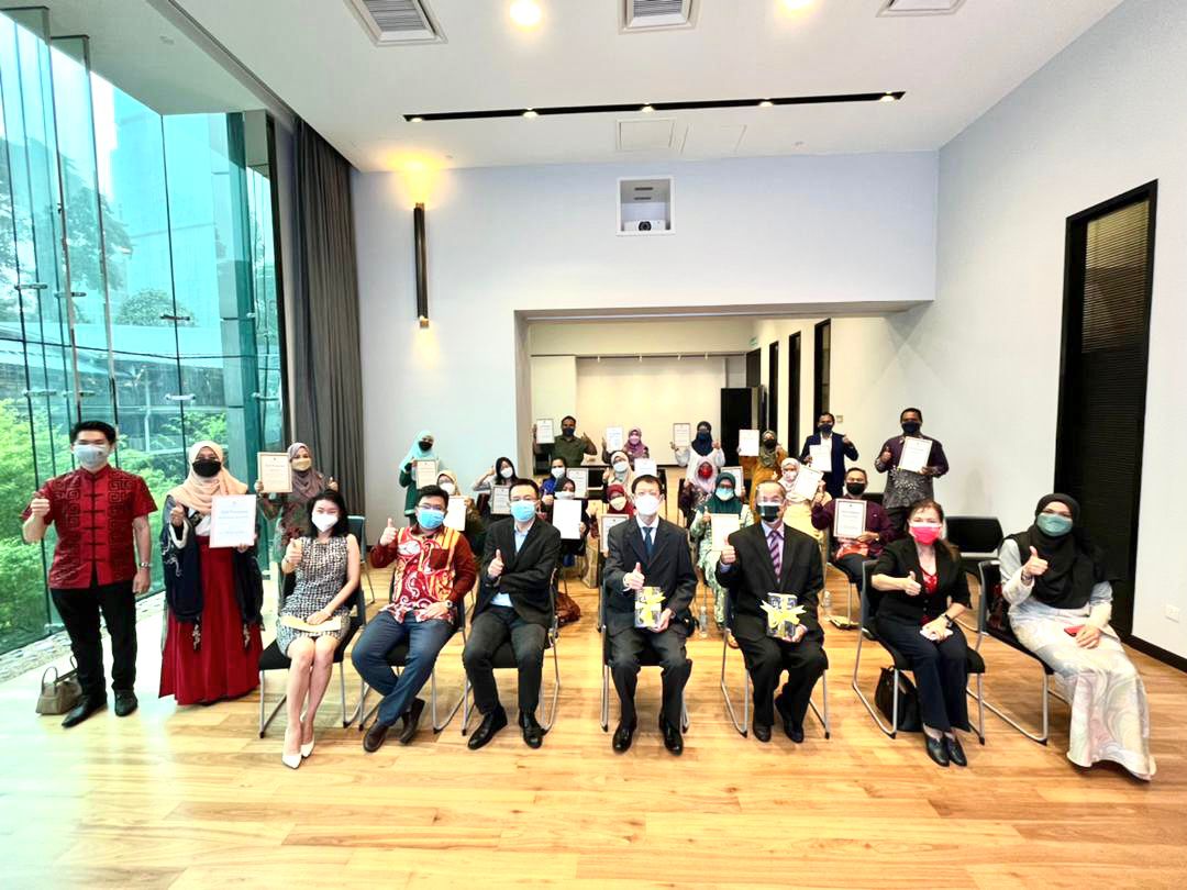 中国大使馆联办  8部门学汉语政府官员结业