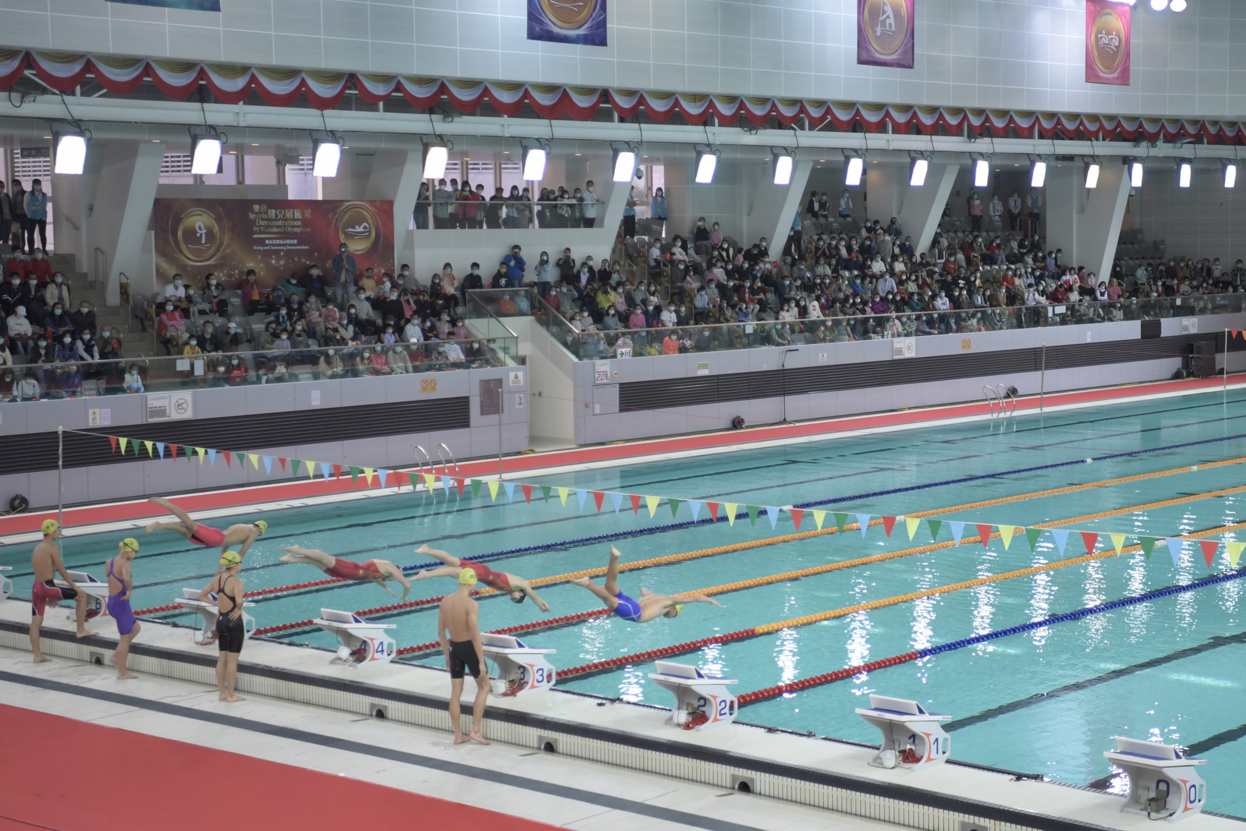 中国奥运代表团与港市民见面 示范多项运动