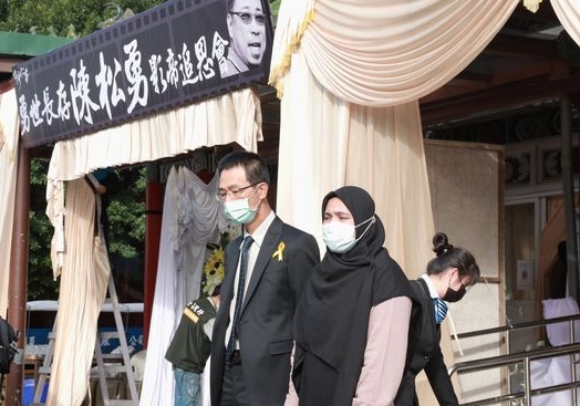 二弟灵堂质疑遗产分配 陈松勇看护:8年都没见过