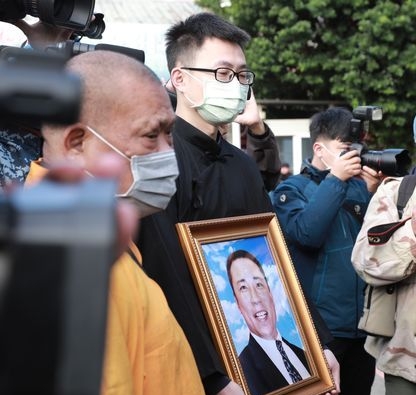 二弟灵堂质疑遗产分配 陈松勇看护:8年都没见过