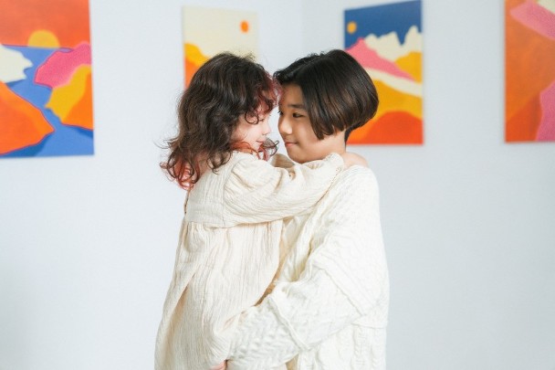 传承团圆意义 谢安琪三代同堂拍新歌MV