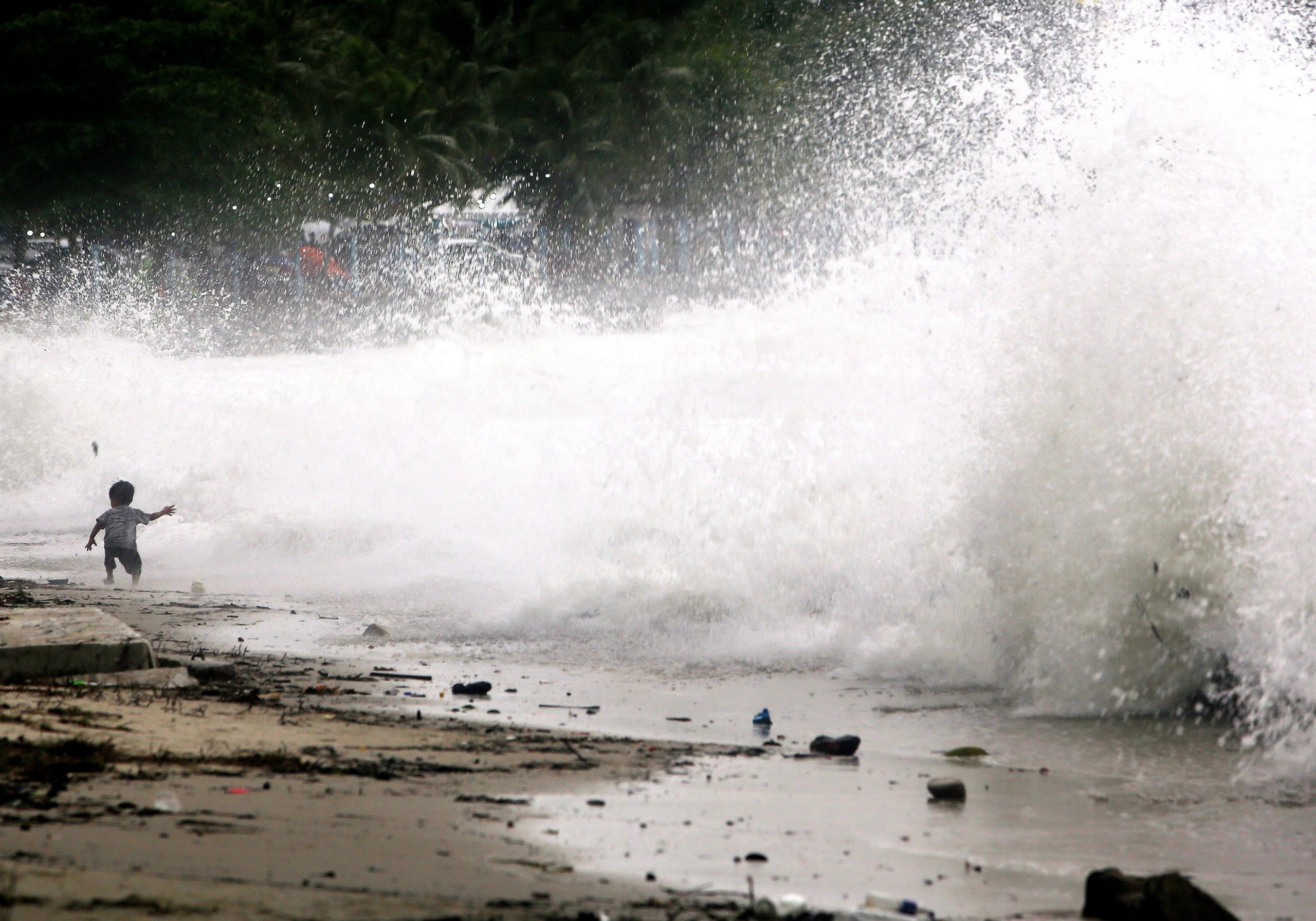 供星洲网/大风大浪,孩童海边嬉水 好危险