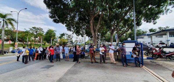 供fb/罚单80%折扣优惠仅开放4天,民众争分夺秒翘班也要缴罚单