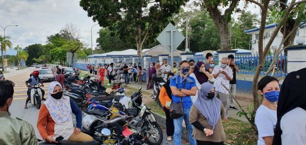 供fb/罚单80%折扣优惠仅开放4天,民众争分夺秒翘班也要缴罚单