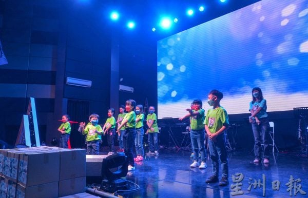 供FB/吴清贵:真爱是不分肤色种族的去援助他人