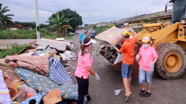 供FB/多一分同理,少一分苛责!丹A灾黎抱同理心,助SWM清垃圾