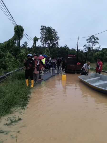 供FB／大雨致河涨，新邦榴梿通往马口道路中断