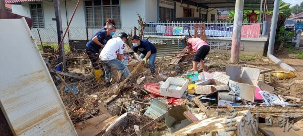 供FB/森马华志工团60人圣诞节赴知知港灾区,助灾黎清理家园