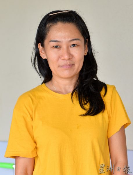 供FB／甘榜卡友牙拉溪流唯一石桥被洪水冲破，居民忧无法外出囤粮防备