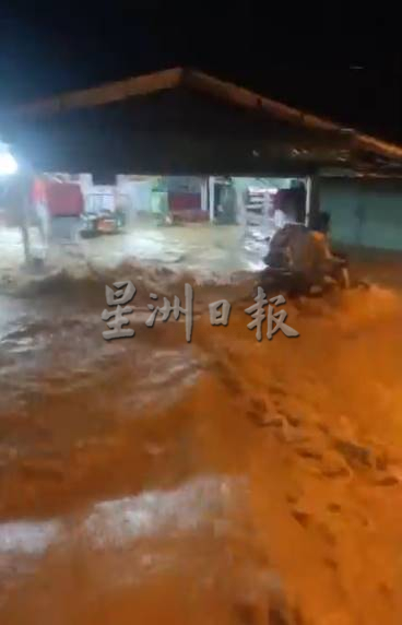 供FB／知知港豪雨成灾，河沙坝新村灾情犹如海啸