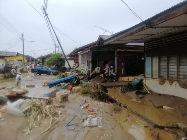 供FB/知知港豪雨成灾,河沙坝新村灾情犹如海啸