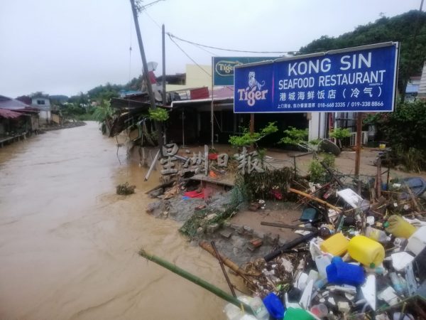 供FB／知知港豪雨成灾，河沙坝新村灾情犹如海啸