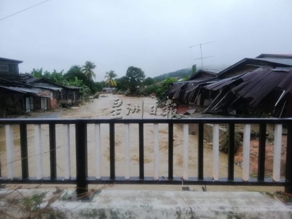 供FB／知知港豪雨成灾，河沙坝新村灾情犹如海啸