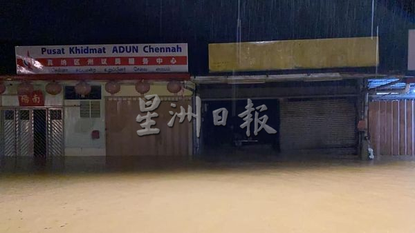 供FB／知知港豪雨成灾，河沙坝新村灾情犹如海啸