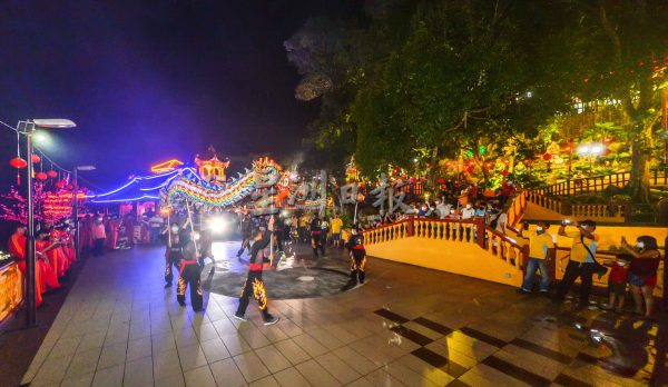供FB／细雨无阻民众慕名来，蜈蚣山天师宫火龙舞精彩 
