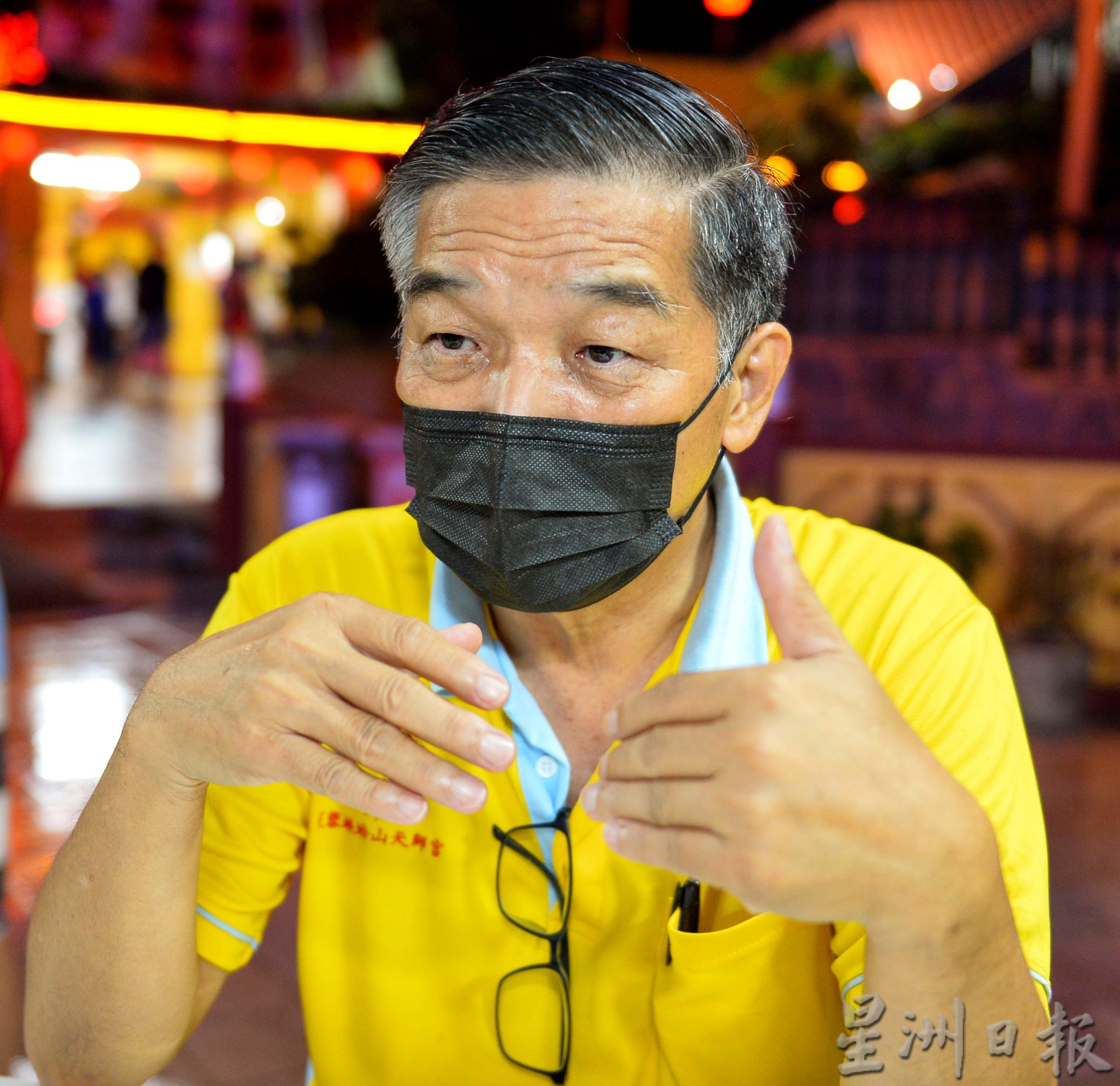 供FB/细雨无阻民众慕名来,蜈蚣山天师宫火龙舞精彩