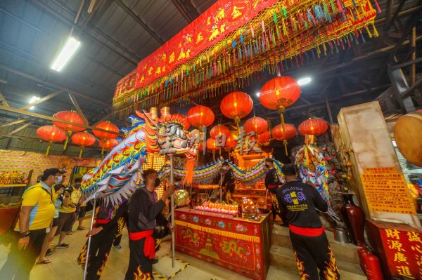 供FB／细雨无阻民众慕名来，蜈蚣山天师宫火龙舞精彩 