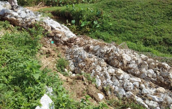 供FB/耗10万兴建河堤 塌了又塌,朱建华怒斥:根本是豆腐渣工程