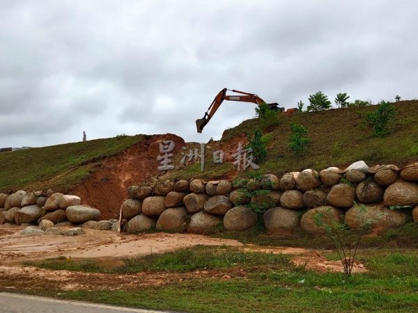 供FB／芦骨宜唛路往申达央路出现崩塌，大坑洞吓人