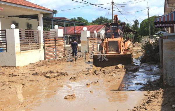 供FB／要租泥机车！陆兆福望能找到至少10辆泥机车清理灾场