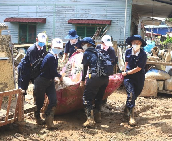 供FB／要租泥机车！陆兆福望能找到至少10辆泥机车清理灾场