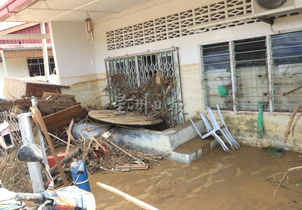 供FB／要租泥机车！陆兆福望能找到至少10辆泥机车清理灾场