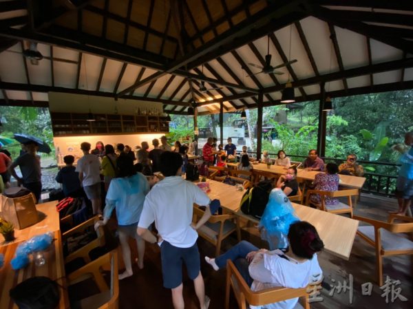 供fb：森美兰杂货商公会会长锺志海一家32口险困深山