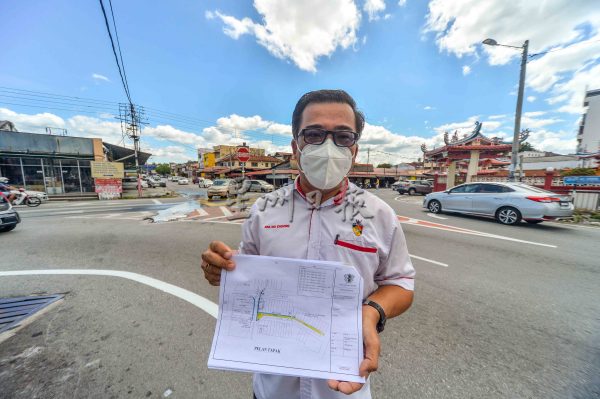 供fb:沉香四块八小食中心前暗涵流出污水,小贩申诉臭味赶客