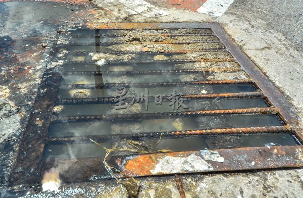 供fb:沉香四块八小食中心前暗涵流出污水,小贩申诉臭味赶客