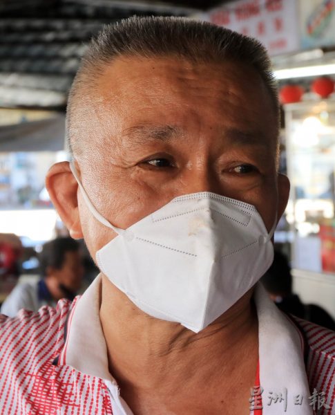 供fb:沉香四块八小食中心前暗涵流出污水,小贩申诉臭味赶客