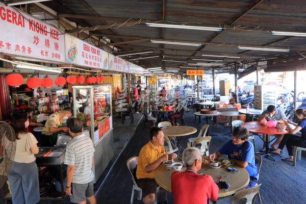 供fb:沉香四块八小食中心前暗涵流出污水,小贩申诉臭味赶客