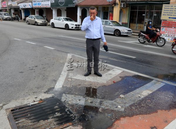 供fb:沉香四块八小食中心前暗涵流出污水,小贩申诉臭味赶客