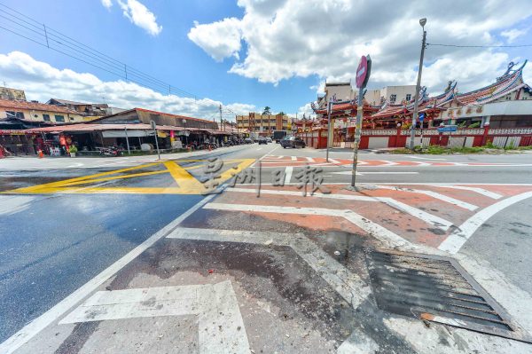 供fb:沉香四块八小食中心前暗涵流出污水,小贩申诉臭味赶客